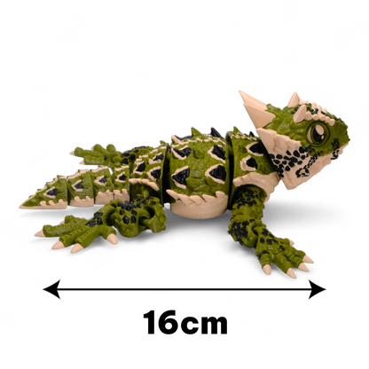 3D yazıcı ile üretilmiş boynuzlu kertenkele figür oyuncak detay çekimi ve dokusu.