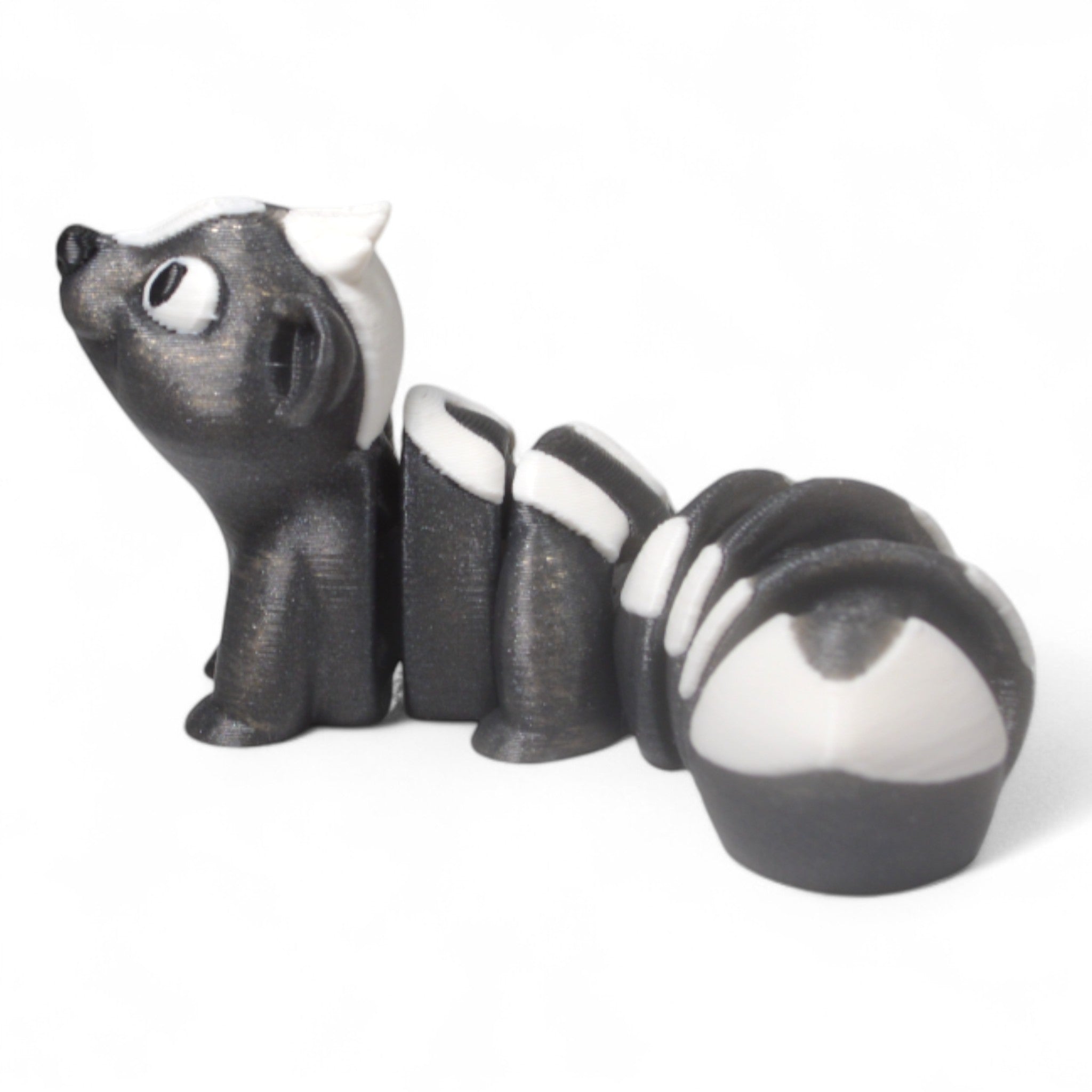 Arka açıdan Cribbliz kokarca figürü – kuyruk ve gövde detaylarıyla koleksiyonluk hareketli oyuncak