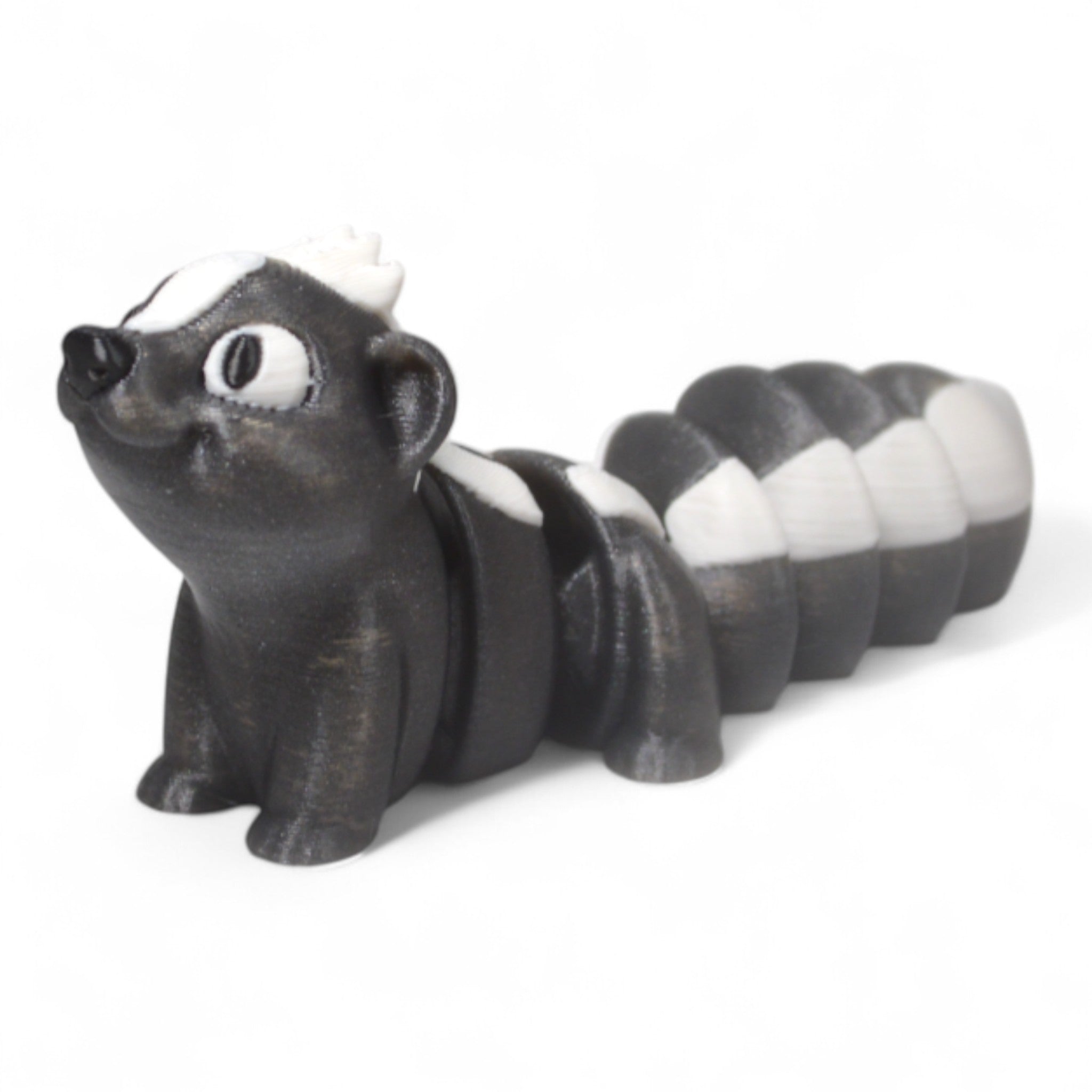 Siyah beyaz Cribbliz kokarca figürü çapraz açıdan görünüm – sevimli hareketli oyuncak