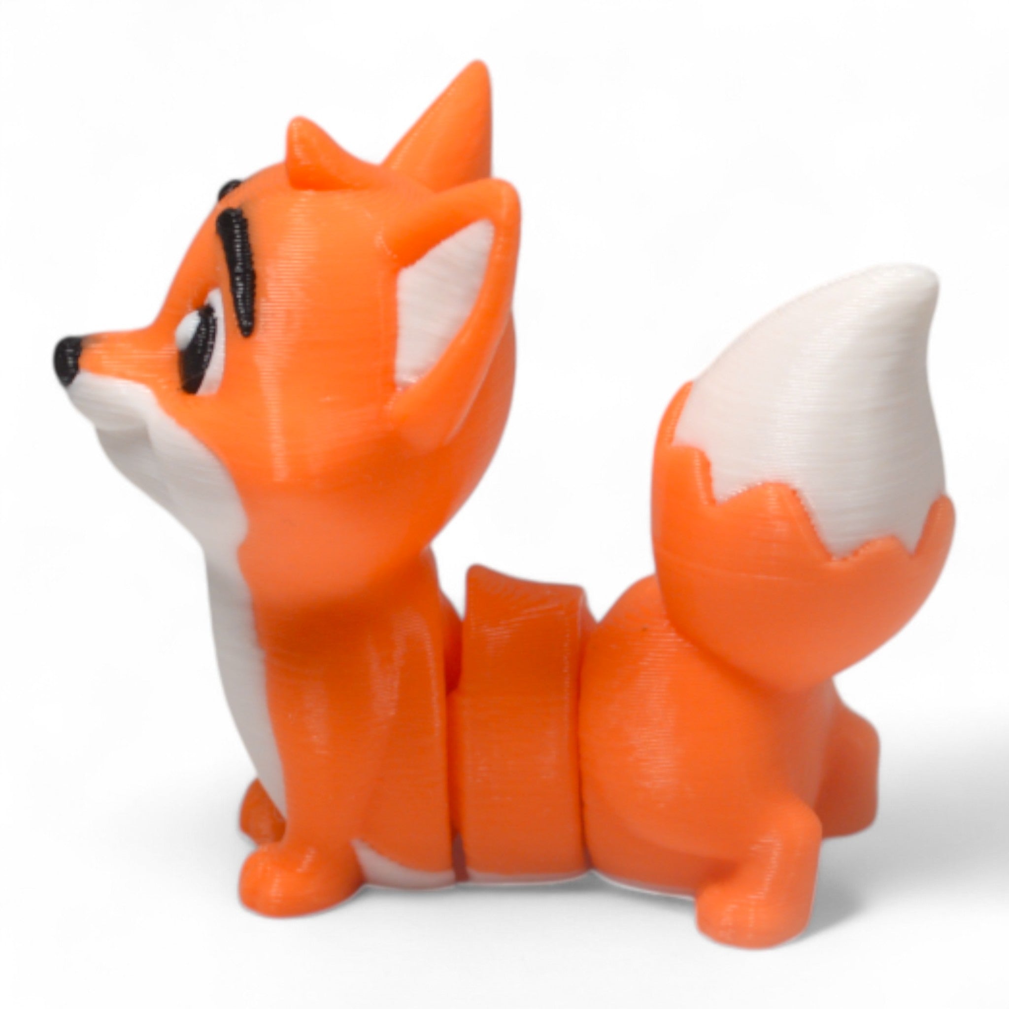 Arka çapraz açıdan Cribbliz tilki figürü – beyaz kuyruk ucu ve detaylı figür tasarımı