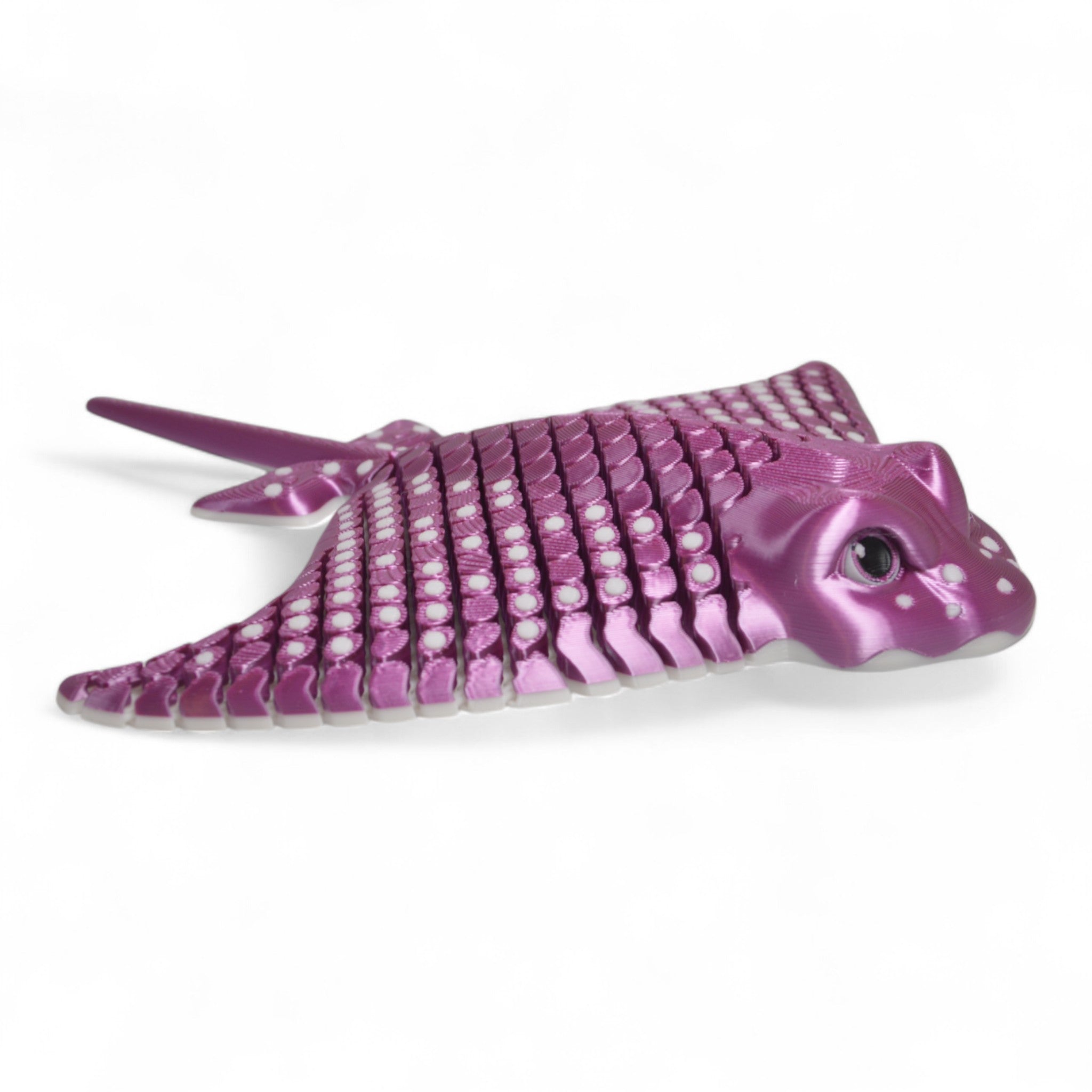 Yan çapraz açıdan magenta Eagle Ray vatoz oyuncak – sevimli ve hareketli tasarımlı figür