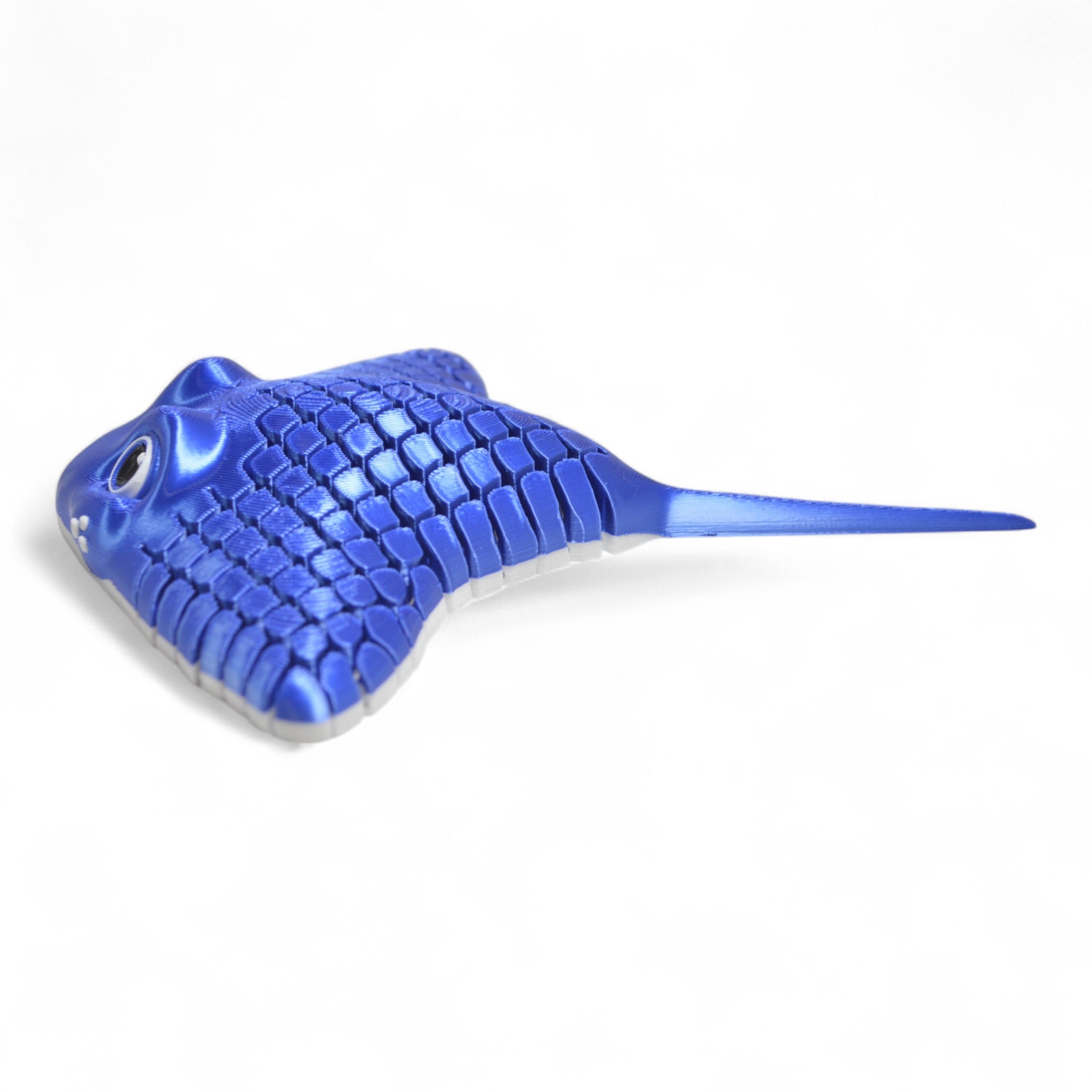 Yan açıdan parlak mavi Manta Ray vatoz oyuncak – detaylı yüzgeç tasarımlı oyuncak