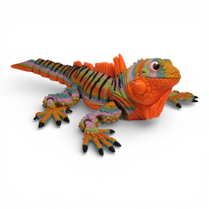 Renkli ve hareketli Scorchback İguana figür oyuncak, dayanıklı ve şık 3D tasarım.